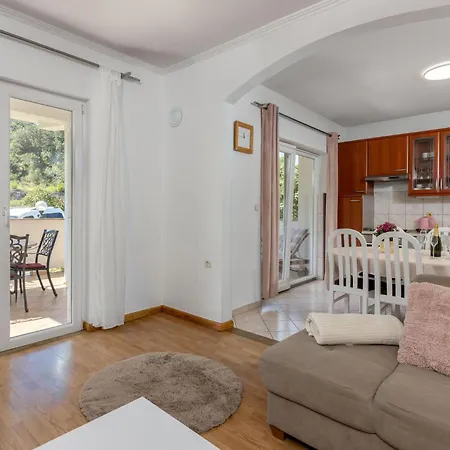 3 Bedroom Pet Friendly In
